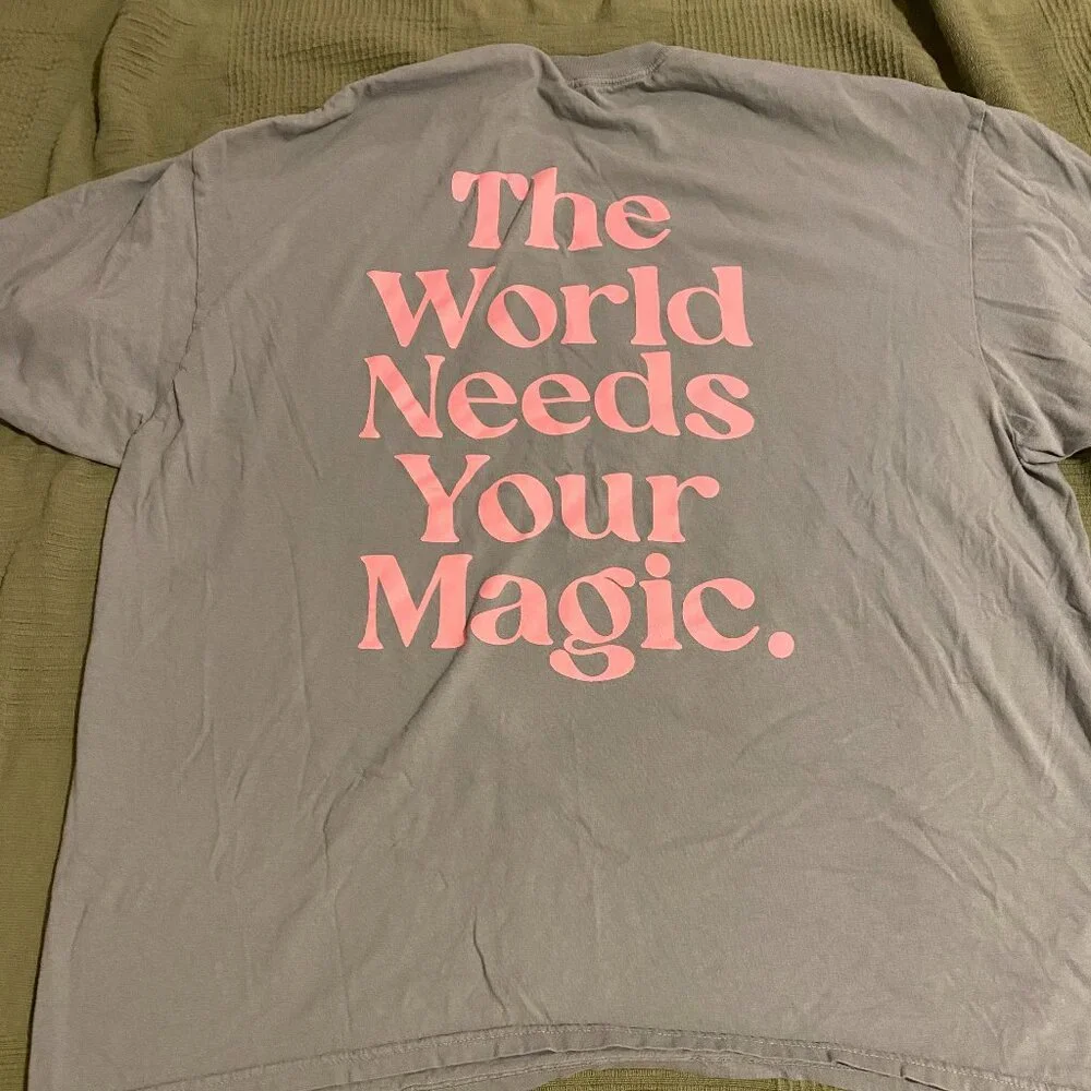 Dressed in Lala - The World Needs Your Magic Oversized Tee in Stone Grey L/XL - Picture 2 of 2
